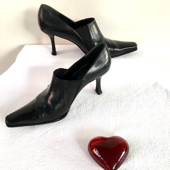 Stuart Weitzman Black Leather Pointy Toe Witchy Shoes w Side Buckles size 7 - Picture 6 of 8